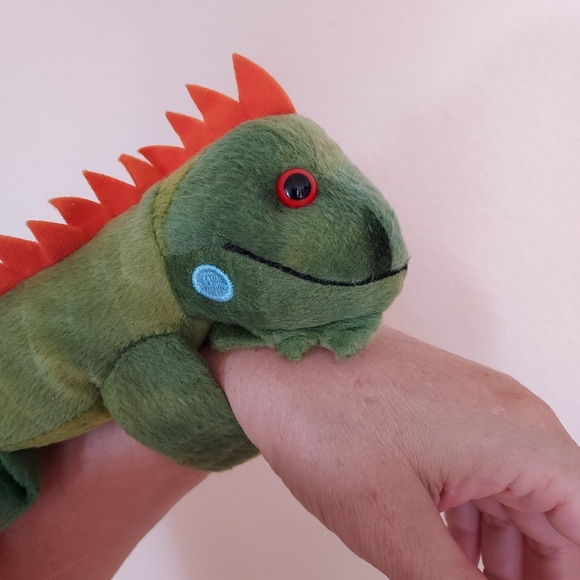Wild Republic Green Lizzard Wrist Hugger Plush Stuffed Animal 9” - Picture 4 of 9